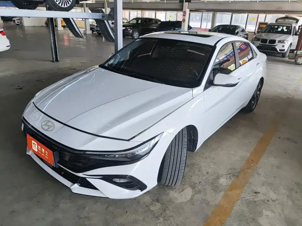 Hyundai Elantra — фото 1