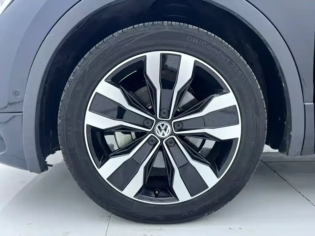 Volkswagen Tiguan L — фото 10