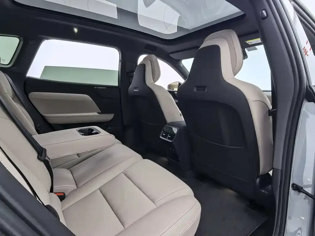 Volvo XC70 Plug-in Hybrid — фото 9
