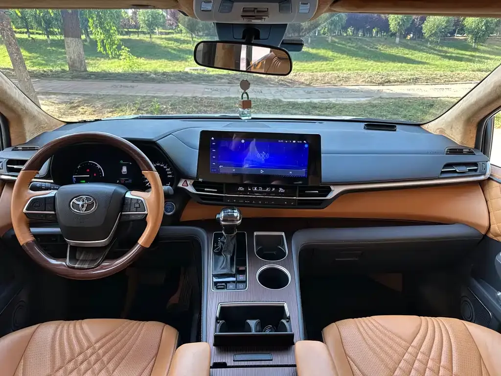 Toyota Sienna 2023 из CN, фото 2