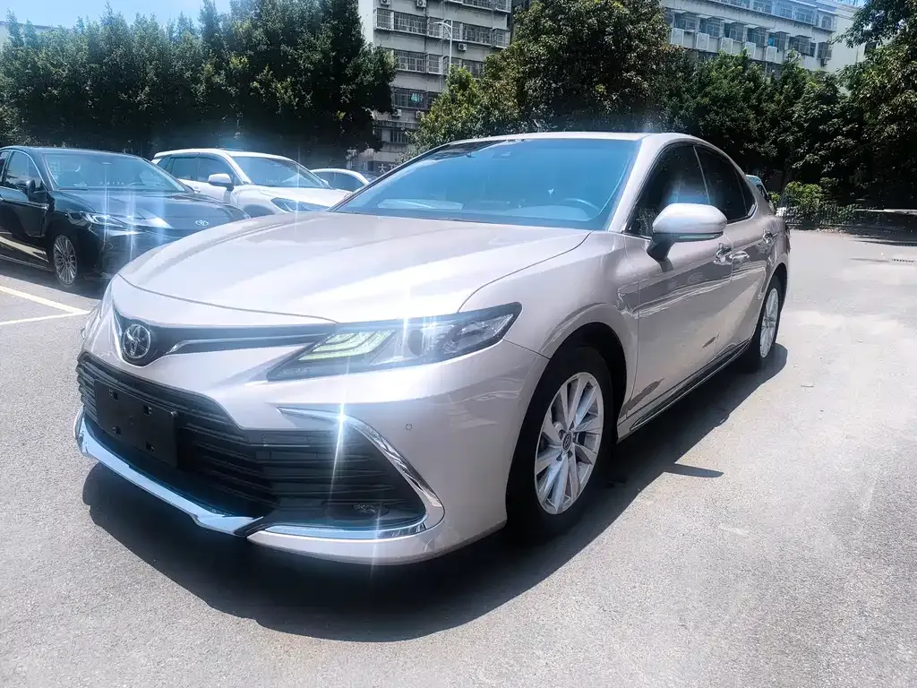 Toyota Camry — фото 1