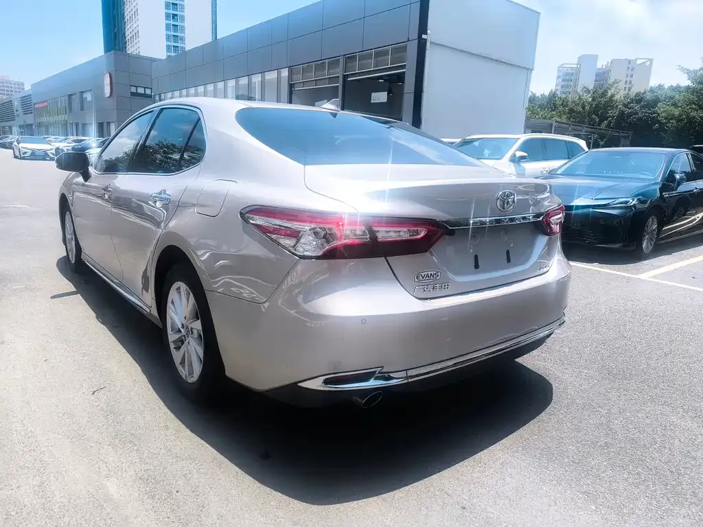 Toyota Camry — фото 7