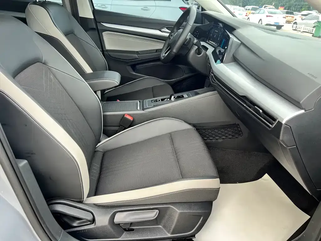 Volkswagen Golf 2023 из CN, фото 3