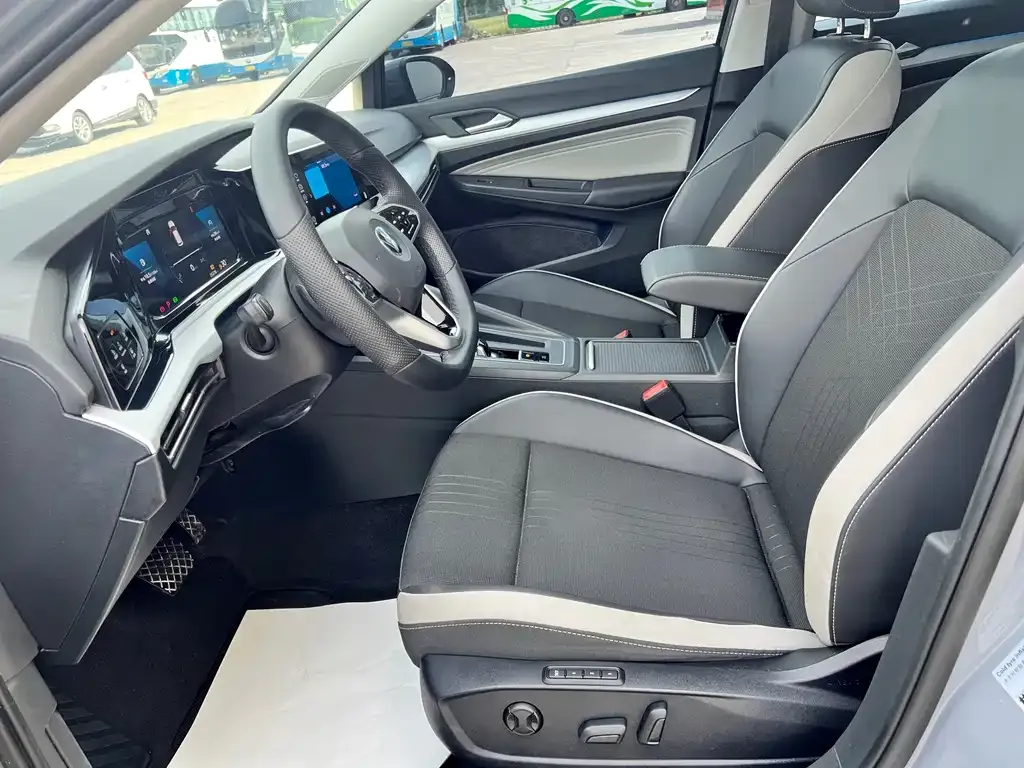 Volkswagen Golf 2023 из CN, фото 8