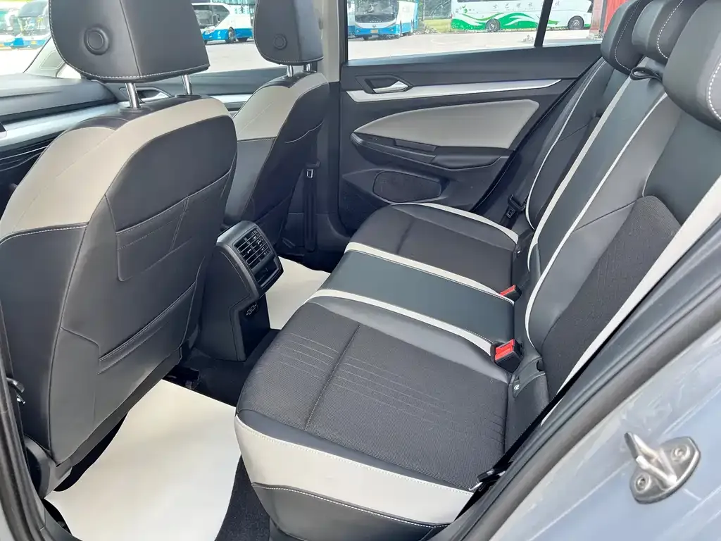 Volkswagen Golf 2023 из CN, фото 9