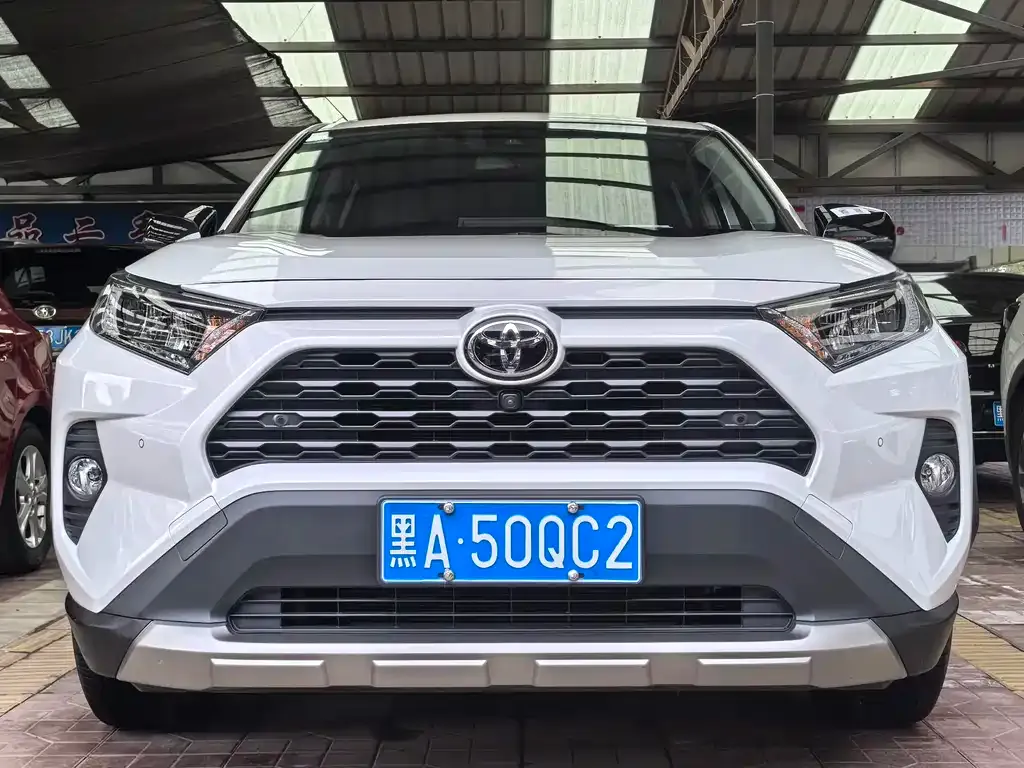 Toyota RAV4 — фото 1