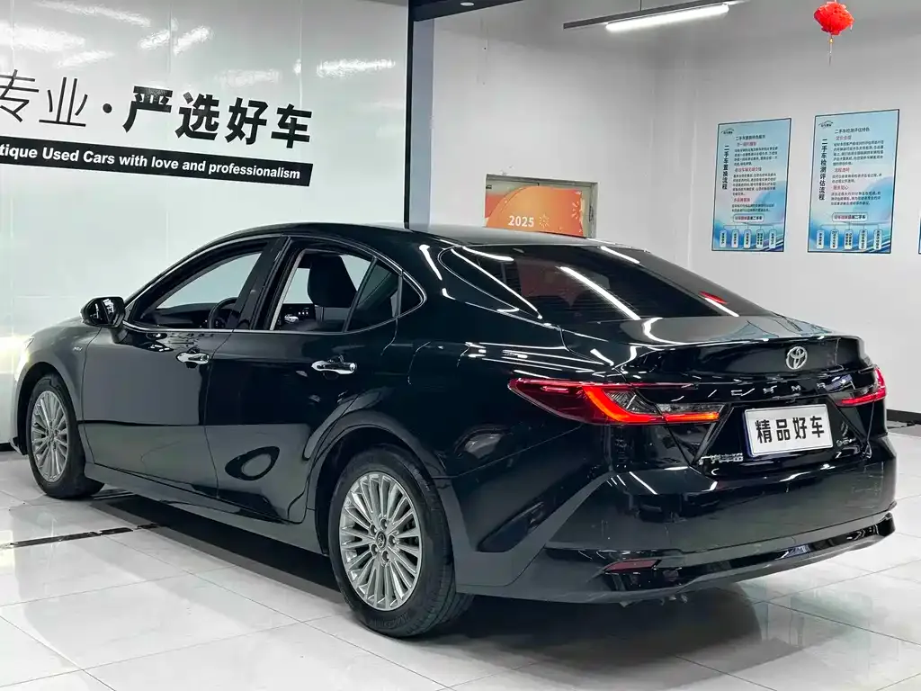 Toyota Camry — фото 2