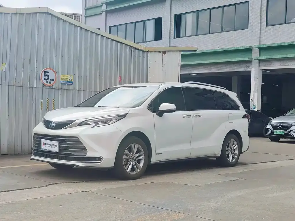 Toyota Sienna — фото 1