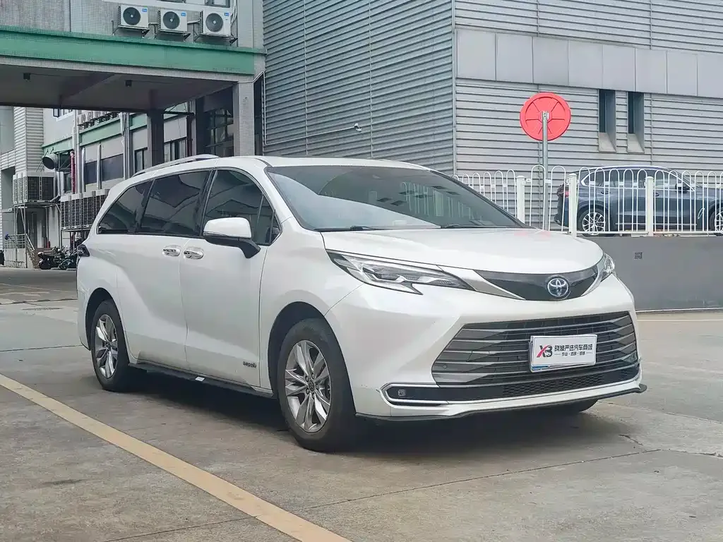 Toyota Sienna — фото 5