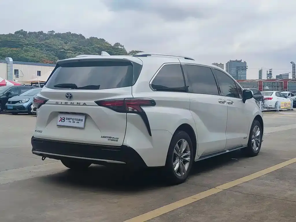 Toyota Sienna — фото 9
