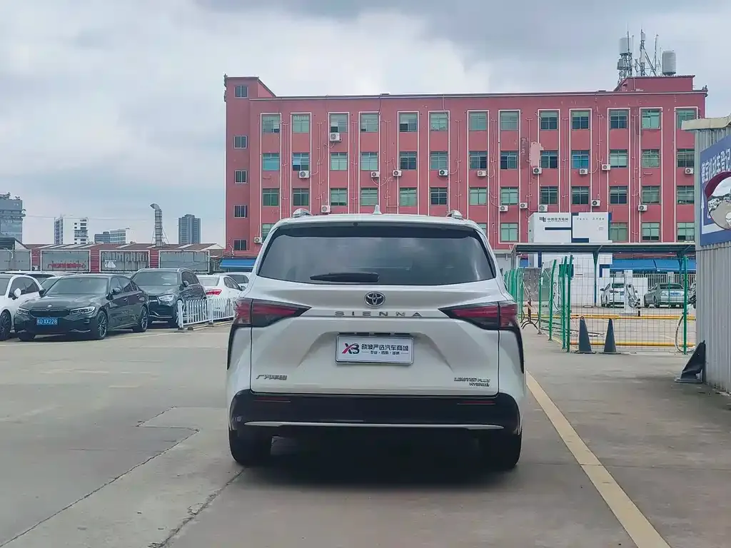 Toyota Sienna — фото 8