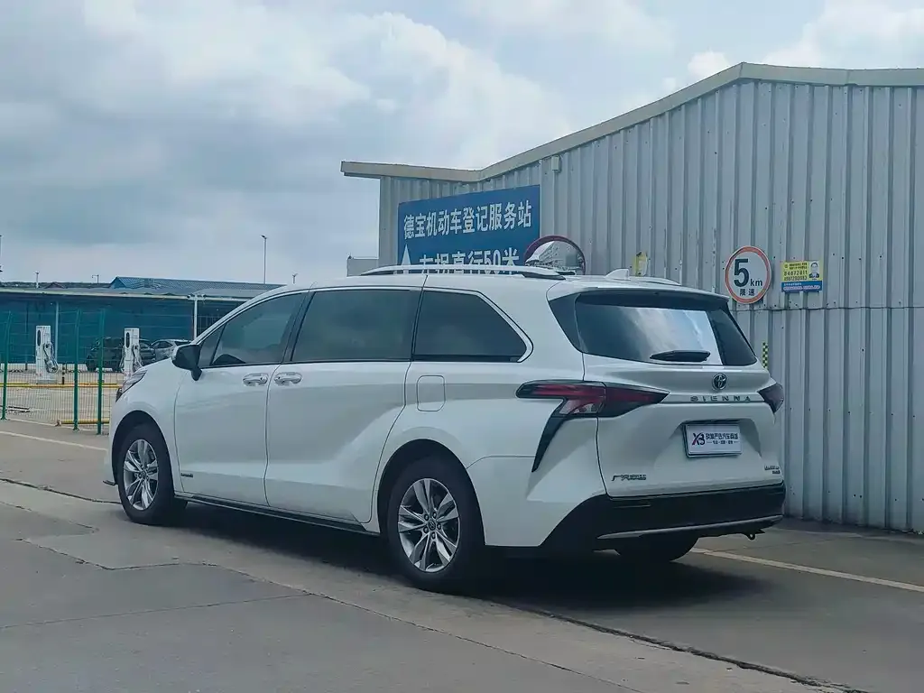 Toyota Sienna — фото 7
