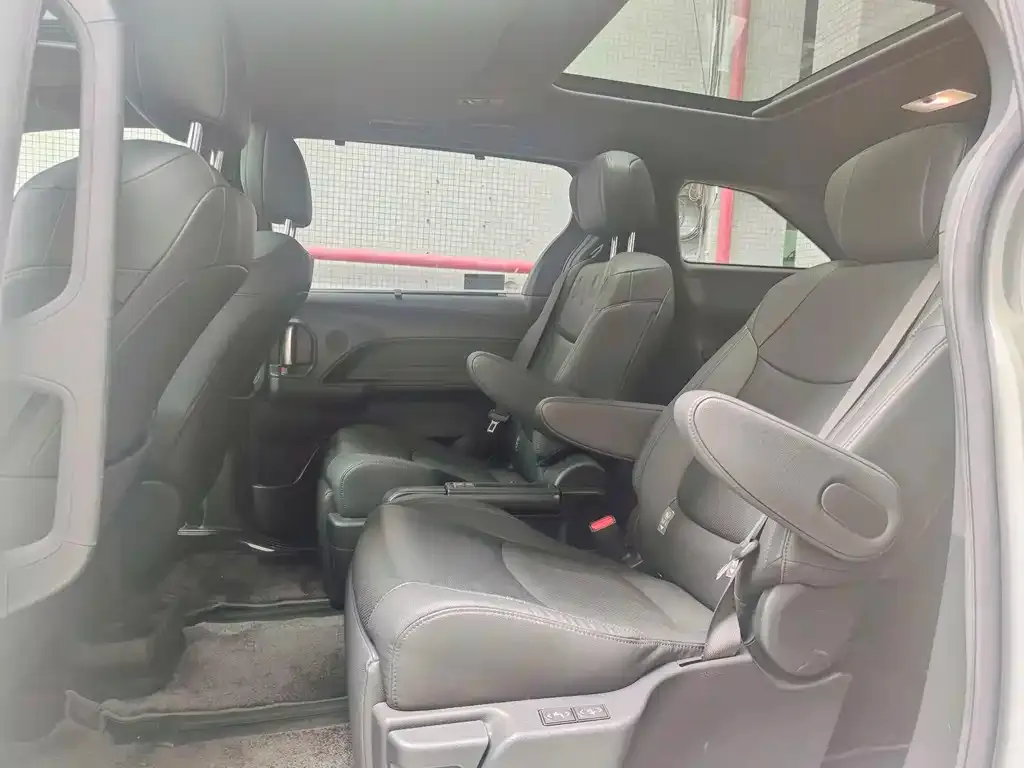 Toyota Sienna — фото 2