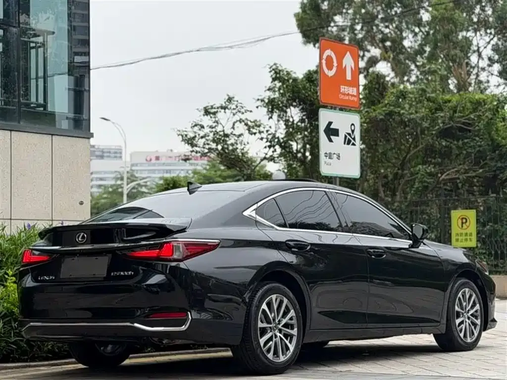 Lexus ES — фото 8