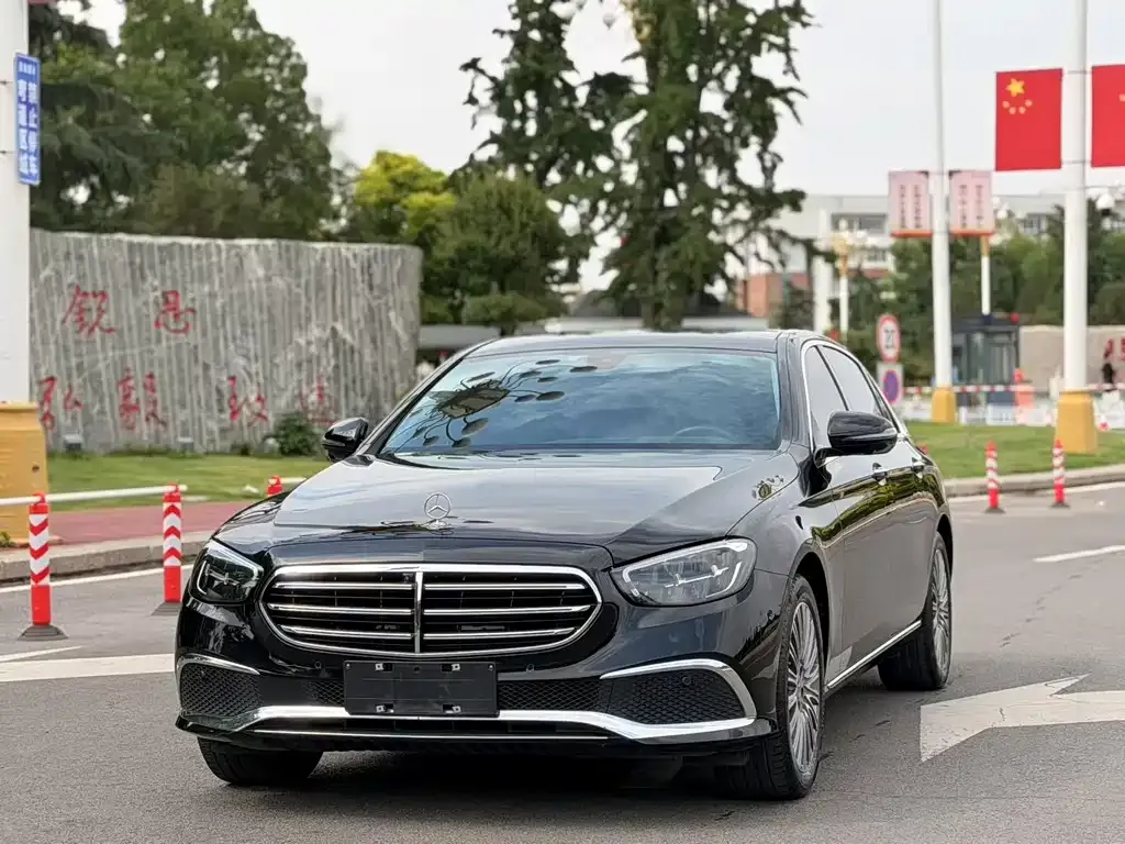Mercedes-Benz E-Class — фото 1