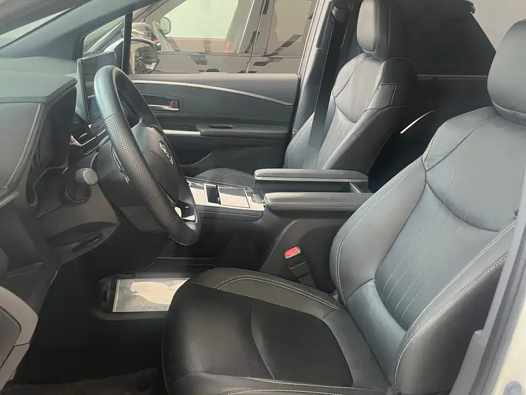 Toyota Sienna 2024 из CN, фото 2