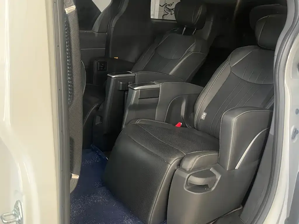 Toyota Sienna 2024 из CN, фото 3