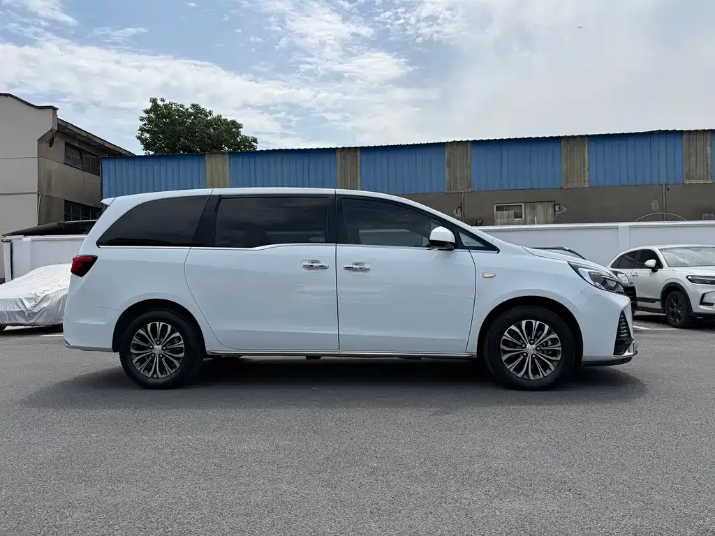 Buick GL8 2023 из CN, фото 3