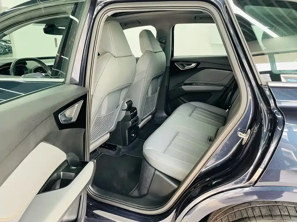 Audi Q4 e-tron — фото 2