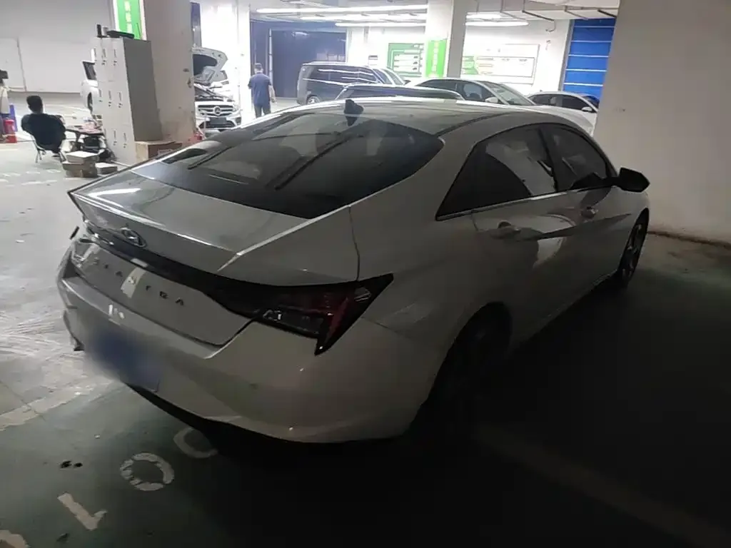 Hyundai Elantra — фото 2