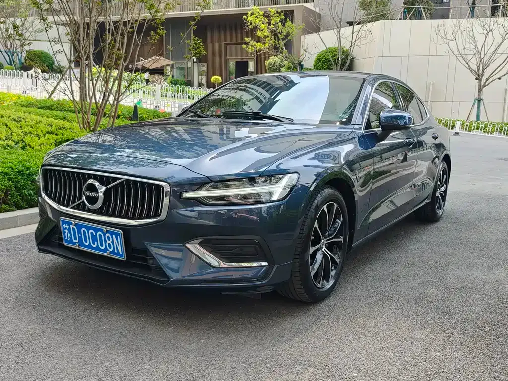 Volvo S60 — фото 1