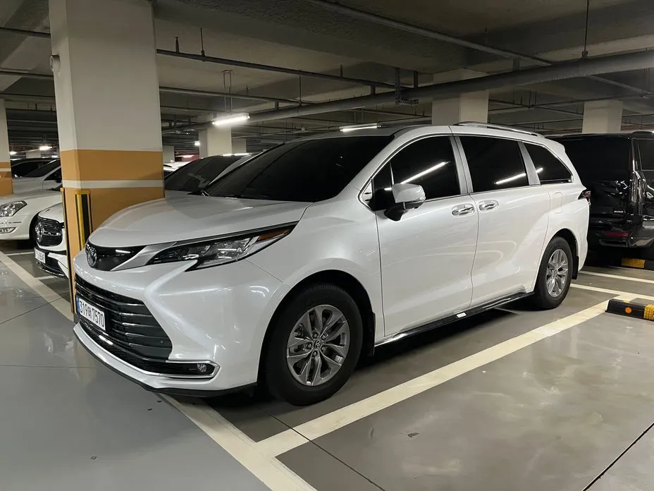 Toyota Sienna — фото 1