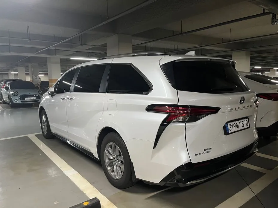 Toyota Sienna — фото 2