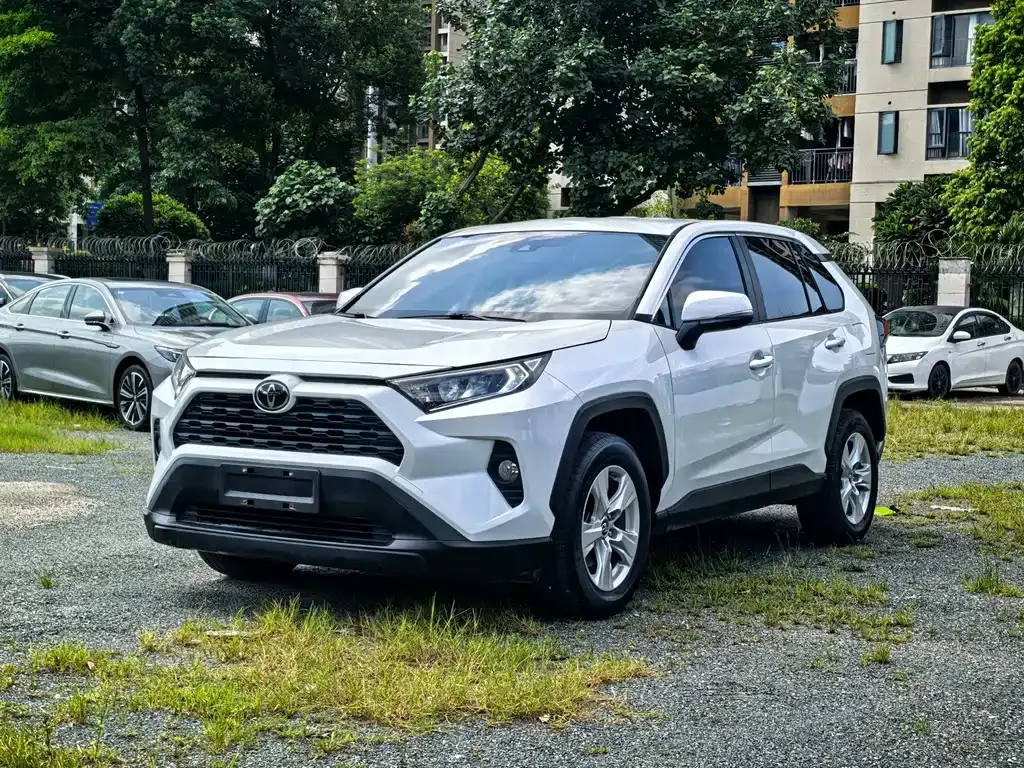 Toyota RAV4 — фото 1
