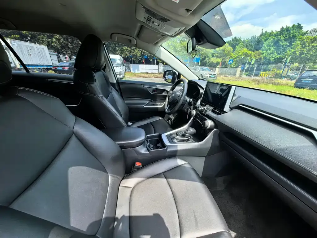 Toyota RAV4 — фото 7