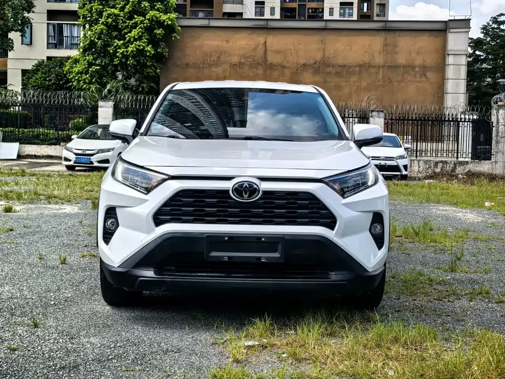 Toyota RAV4 — фото 8