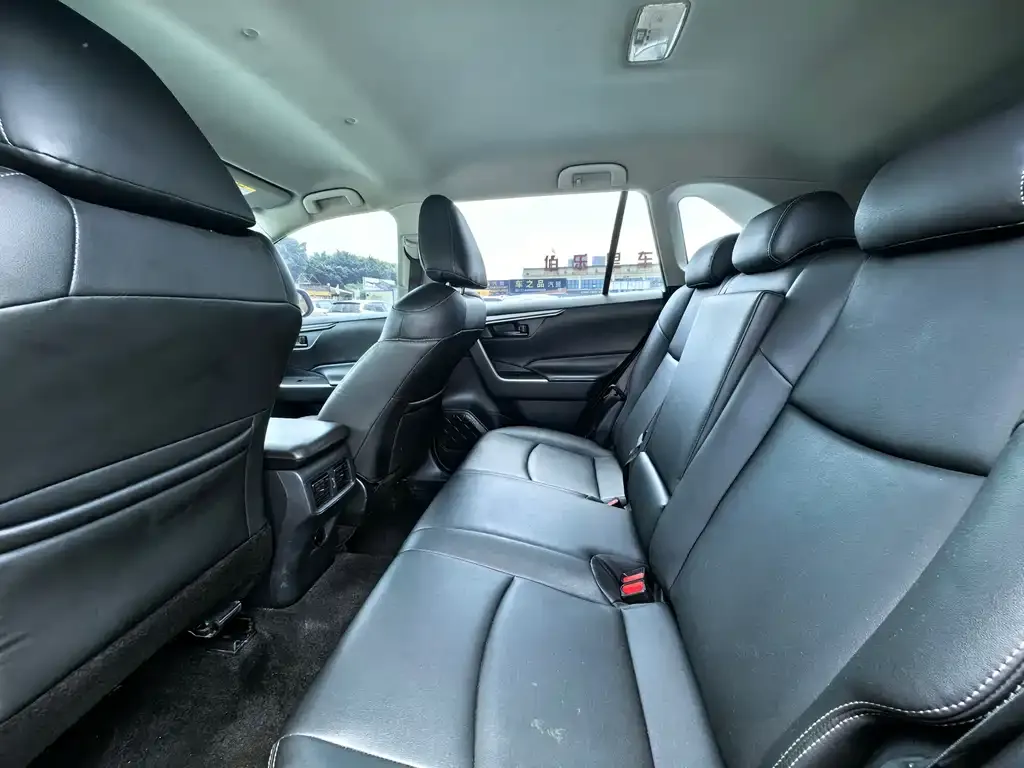 Toyota RAV4 — фото 2