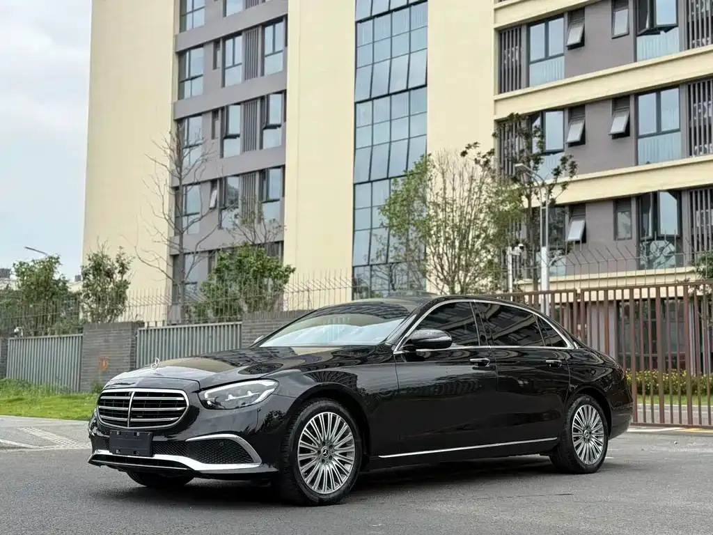Mercedes-Benz E-Class — фото 1