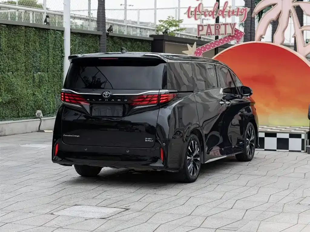 Toyota Alphard — фото 10