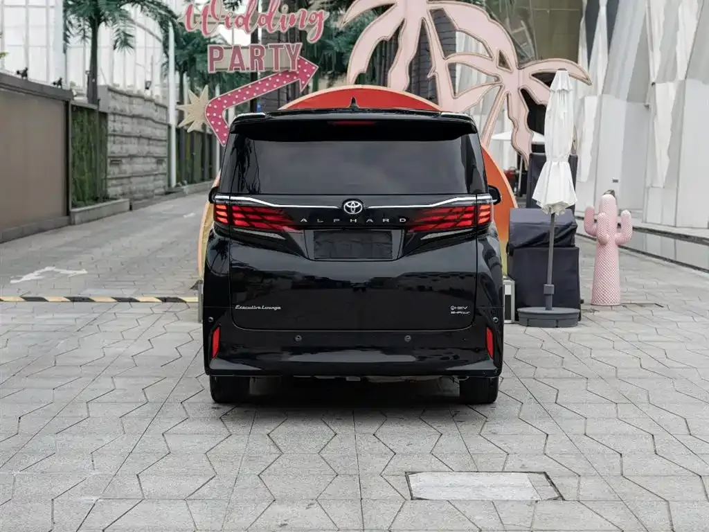 Toyota Alphard — фото 2
