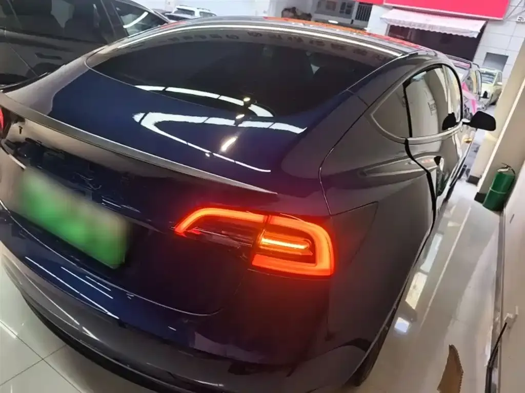 Tesla Model 3 — фото 9