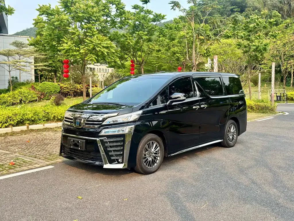Toyota Vellfire — фото 1