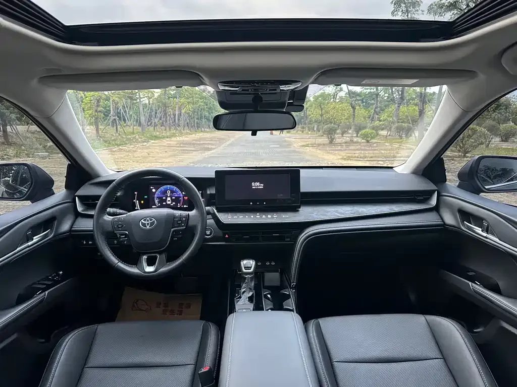 Toyota Camry — фото 2