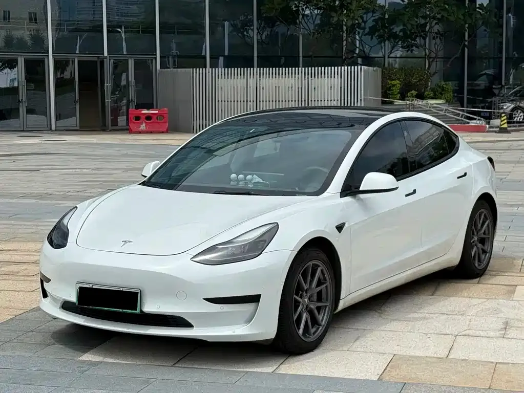 Tesla Model 3 — фото 1
