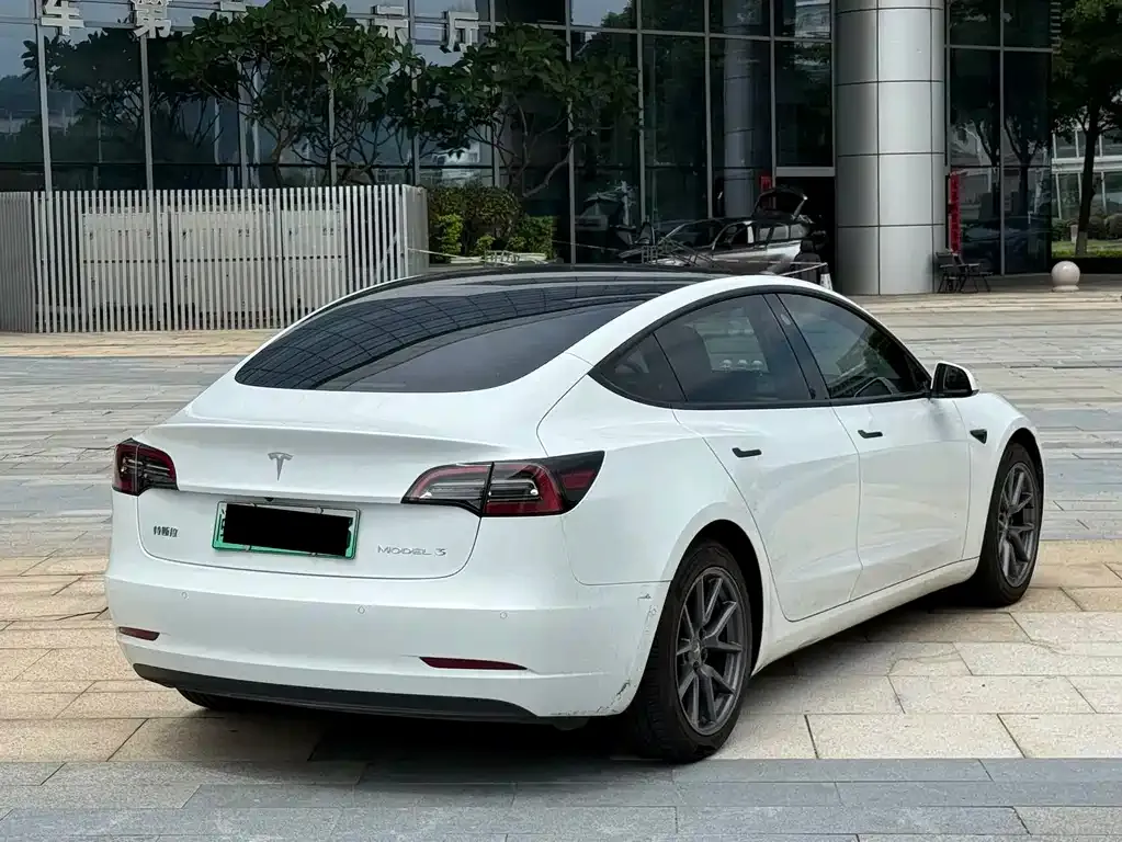 Tesla Model 3 — фото 4