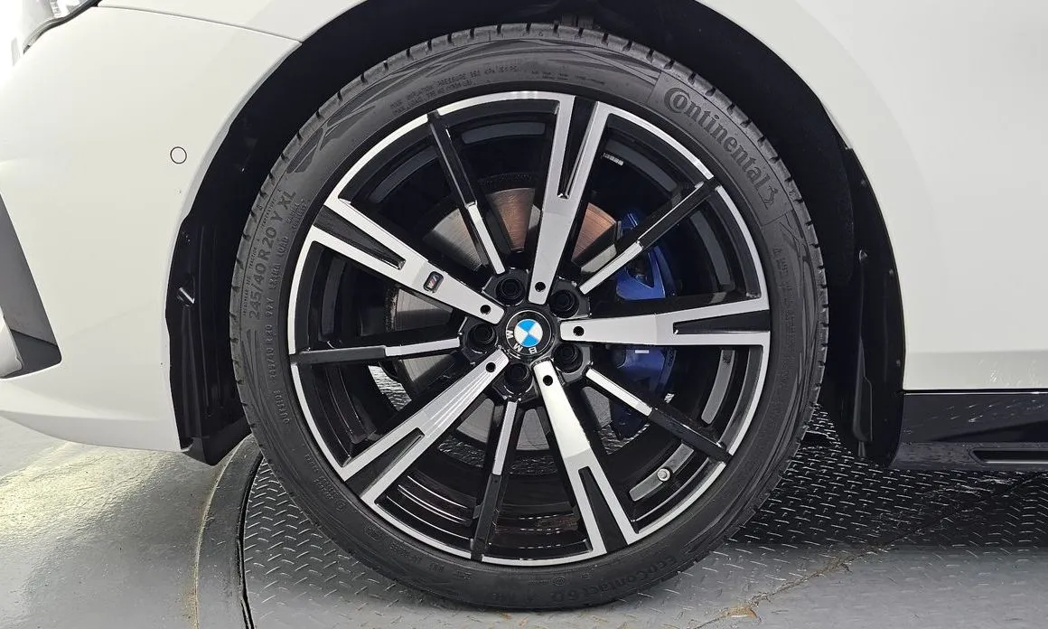 BMW 5-Series 2025 из KR, фото 9