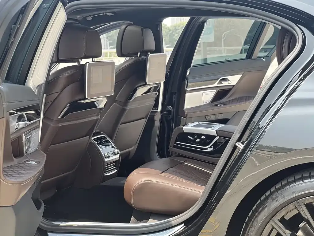BMW 7 Series 2023 из CN, фото 10
