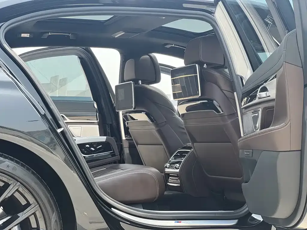 BMW 7 Series 2023 из CN, фото 2
