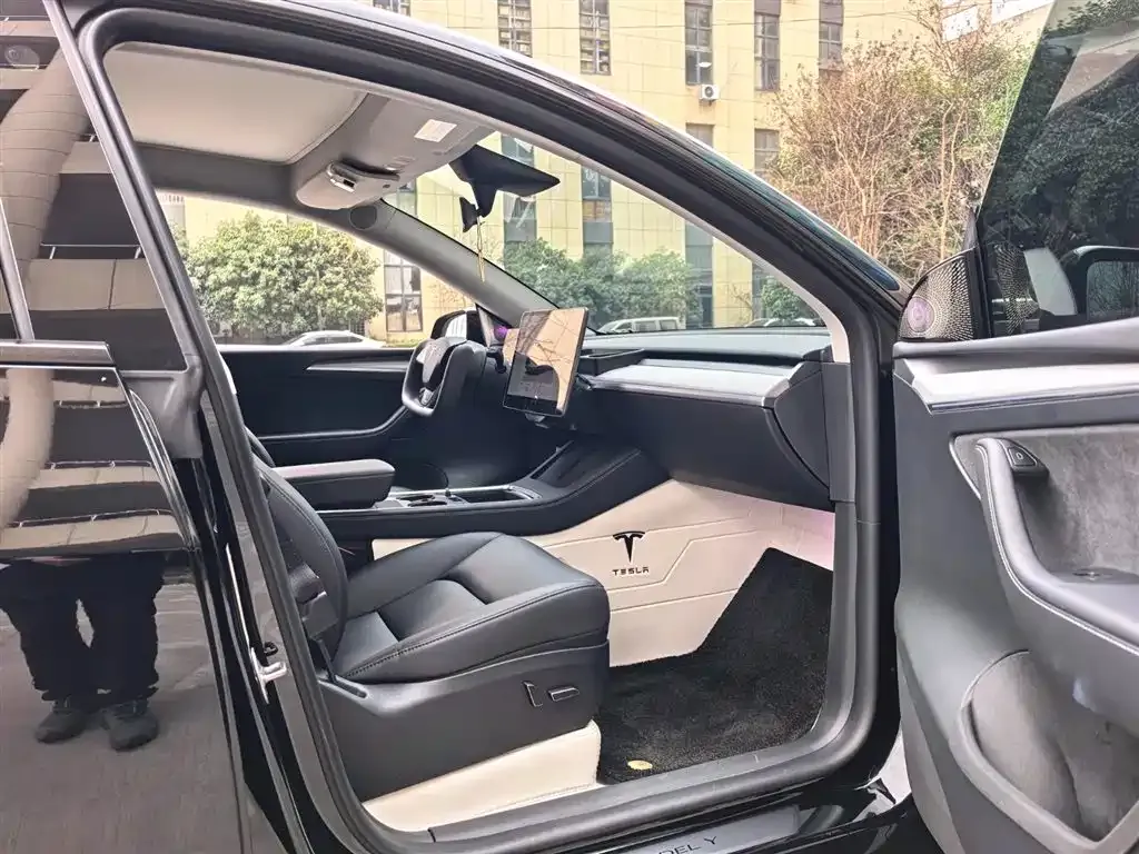 Tesla Model Y 2023 из CN, фото 9