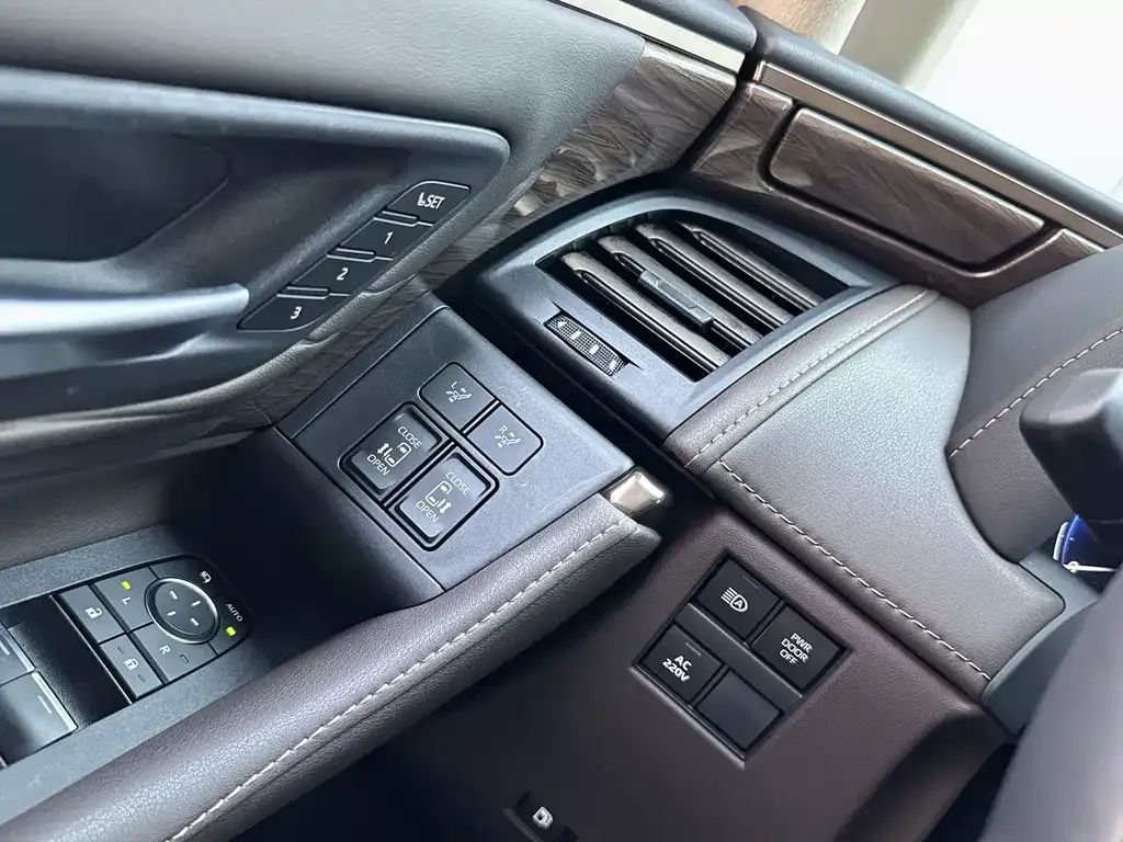 Toyota Vellfire — фото 10