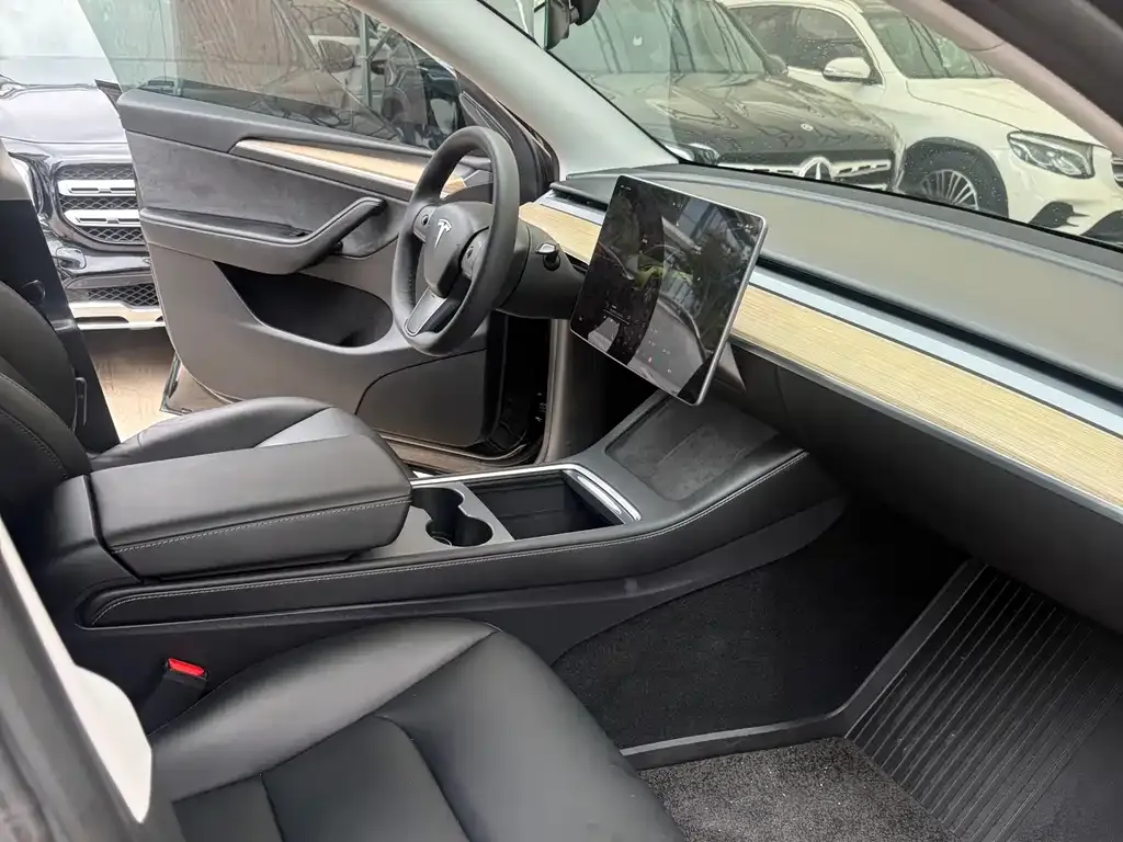 Tesla Model Y — фото 3