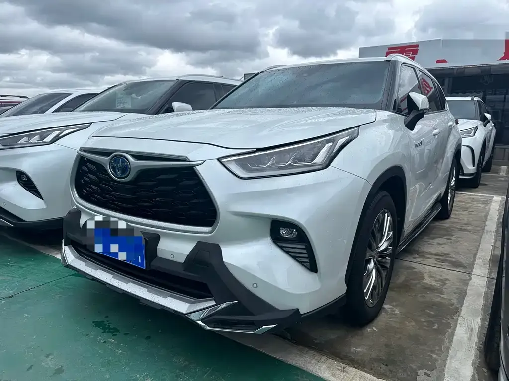 Toyota Highlander — фото 1