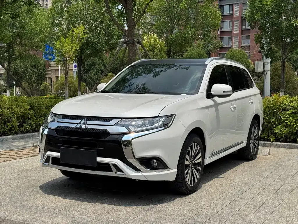 Mitsubishi Outlander — фото 1