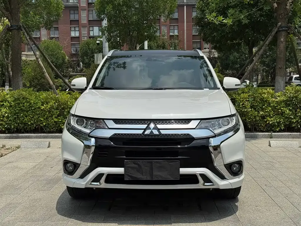 Mitsubishi Outlander — фото 10