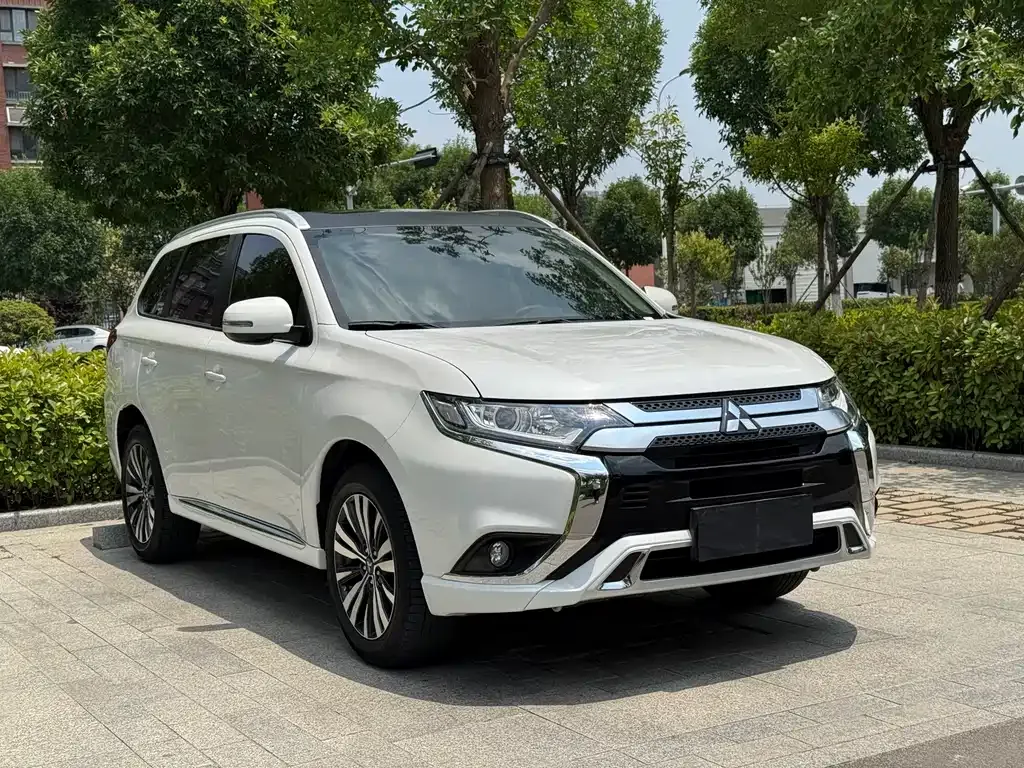 Mitsubishi Outlander — фото 9