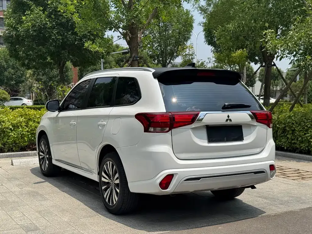 Mitsubishi Outlander — фото 8